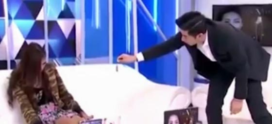 فيديو مرعب.. عارضة ازياء تتعرض للمس الشيطاني على الهواء صورة رقم 2 فيديو مرعب.. عارضة ازياء تتعرض للمس الشيطاني على الهواء صورة رقم 2