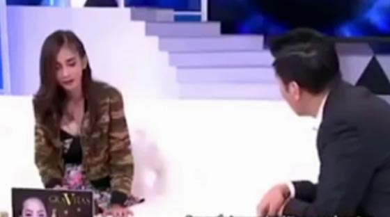 فيديو مرعب.. عارضة ازياء تتعرض للمس الشيطاني على الهواء صورة رقم 1 فيديو مرعب.. عارضة ازياء تتعرض للمس الشيطاني على الهواء صورة رقم 1