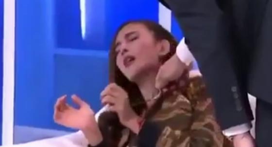 فيديو مرعب.. عارضة ازياء تتعرض للمس الشيطاني على الهواء صورة رقم 5 فيديو مرعب.. عارضة ازياء تتعرض للمس الشيطاني على الهواء صورة رقم 5