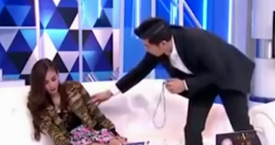 فيديو مرعب.. عارضة ازياء تتعرض للمس الشيطاني على الهواء صورة رقم 3 فيديو مرعب.. عارضة ازياء تتعرض للمس الشيطاني على الهواء صورة رقم 3