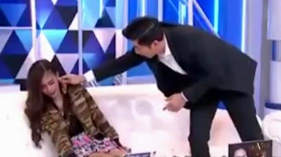 فيديو مرعب.. عارضة ازياء تتعرض للمس الشيطاني على الهواء صورة رقم 4 فيديو مرعب.. عارضة ازياء تتعرض للمس الشيطاني على الهواء صورة رقم 4