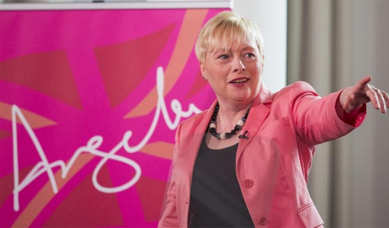 مرشحة لحزب سياسي تثير السخرية بسبب اعلان أشبه بدعاية لعطر صورة رقم 3