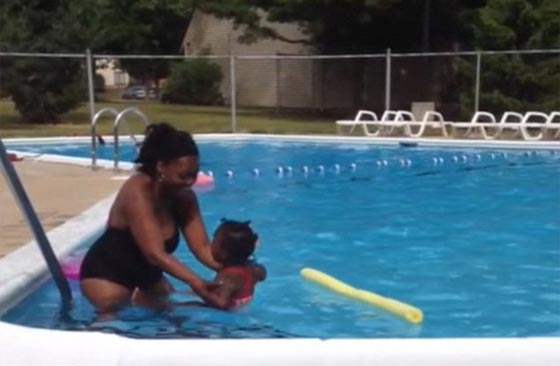 فيديو مثير.. مربية تصرخ بشكل مريع بطفلة لانها لا تجيد السباحة! صورة رقم 1 فيديو مثير.. مربية تصرخ بشكل مريع بطفلة لانها لا تجيد السباحة! صورة رقم 1