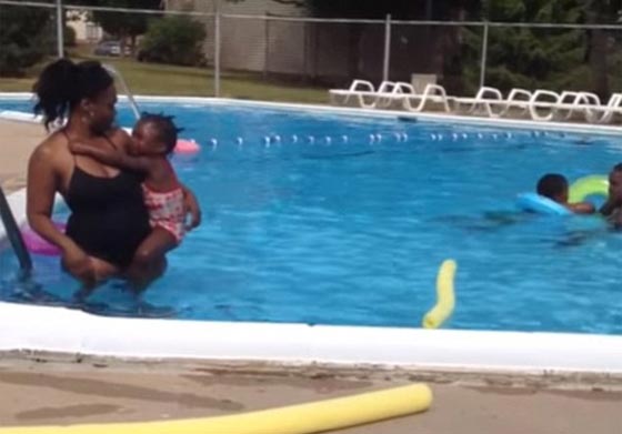 فيديو مثير.. مربية تصرخ بشكل مريع بطفلة لانها لا تجيد السباحة! صورة رقم 2 فيديو مثير.. مربية تصرخ بشكل مريع بطفلة لانها لا تجيد السباحة! صورة رقم 2