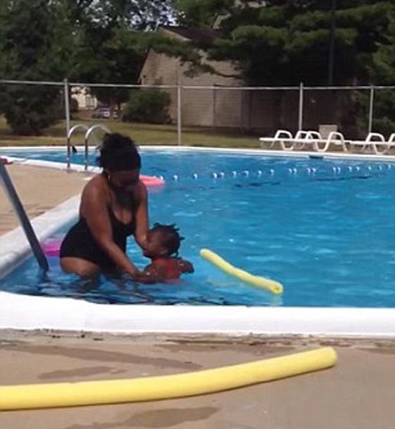 فيديو مثير.. مربية تصرخ بشكل مريع بطفلة لانها لا تجيد السباحة! صورة رقم 3 فيديو مثير.. مربية تصرخ بشكل مريع بطفلة لانها لا تجيد السباحة! صورة رقم 3