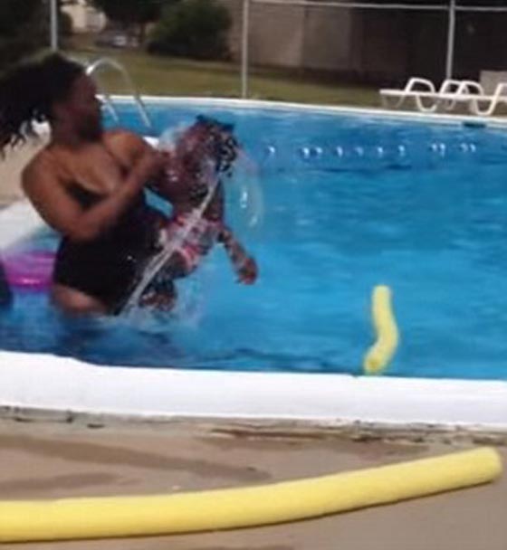 فيديو مثير.. مربية تصرخ بشكل مريع بطفلة لانها لا تجيد السباحة! صورة رقم 5 فيديو مثير.. مربية تصرخ بشكل مريع بطفلة لانها لا تجيد السباحة! صورة رقم 5