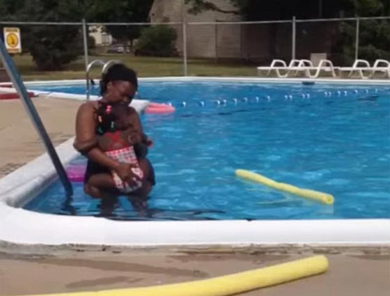 فيديو مثير.. مربية تصرخ بشكل مريع بطفلة لانها لا تجيد السباحة! صورة رقم 6 فيديو مثير.. مربية تصرخ بشكل مريع بطفلة لانها لا تجيد السباحة! صورة رقم 6