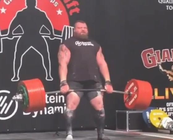 رفع نصف طن من الاثقال وسقط مغشيا عليه.. شاهد الفيديو صورة رقم 2 رفع نصف طن من الاثقال وسقط مغشيا عليه.. شاهد الفيديو صورة رقم 2