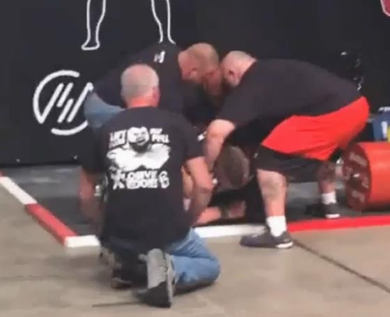 رفع نصف طن من الاثقال وسقط مغشيا عليه.. شاهد الفيديو صورة رقم 5 رفع نصف طن من الاثقال وسقط مغشيا عليه.. شاهد الفيديو صورة رقم 5