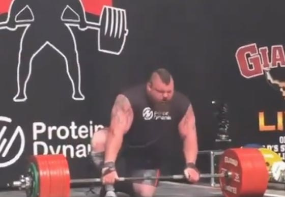 رفع نصف طن من الاثقال وسقط مغشيا عليه.. شاهد الفيديو صورة رقم 4 رفع نصف طن من الاثقال وسقط مغشيا عليه.. شاهد الفيديو صورة رقم 4