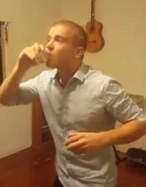 محاكمة استرالي يقتلع راس فأر ويأكله.. فيديو صورة رقم 2