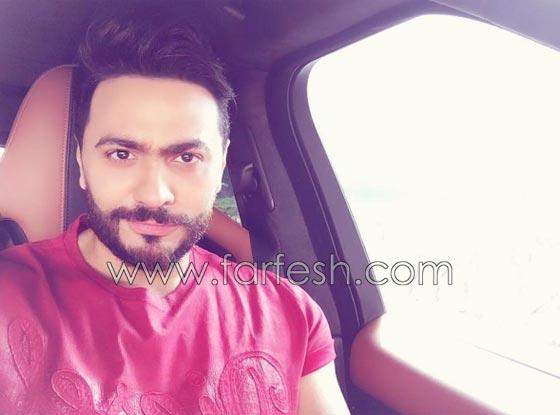 تامر حسني يركع أمام فتاة من ذوات الاحتياجات الخاصة ويقبّل يدها   صورة رقم 3