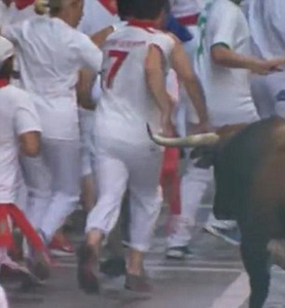 عجوز يتعرض لنطحة ثور عندما هب لانقاذ امرأة.. فيديو صورة رقم 2 عجوز يتعرض لنطحة ثور عندما هب لانقاذ امرأة.. فيديو صورة رقم 2