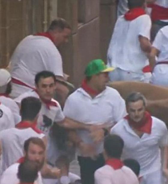 عجوز يتعرض لنطحة ثور عندما هب لانقاذ امرأة.. فيديو صورة رقم 6 عجوز يتعرض لنطحة ثور عندما هب لانقاذ امرأة.. فيديو صورة رقم 6