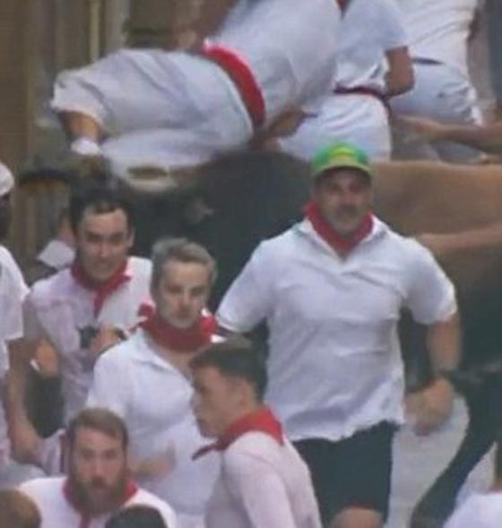 عجوز يتعرض لنطحة ثور عندما هب لانقاذ امرأة.. فيديو صورة رقم 4 عجوز يتعرض لنطحة ثور عندما هب لانقاذ امرأة.. فيديو صورة رقم 4