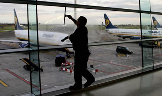 اسرائيل تهتز.. عامل نظافة يفخخ مطار تل ابيب باثنتي عشرة قنبلة صورة رقم 10