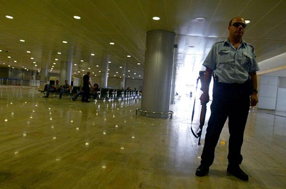 اسرائيل تهتز.. عامل نظافة يفخخ مطار تل ابيب باثنتي عشرة قنبلة صورة رقم 1
