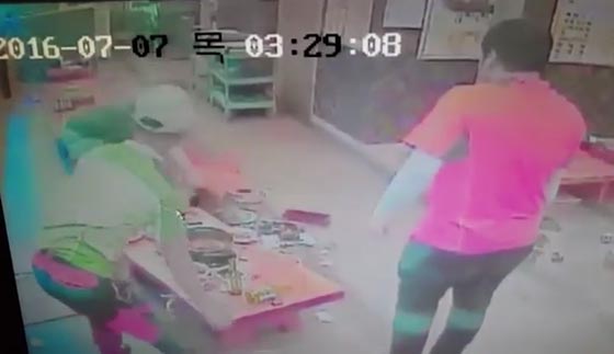 خنزير هائج يدب الرعب في مطعم آمن.. شاهد جريمته صورة رقم 1