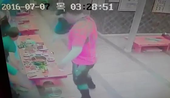 خنزير هائج يدب الرعب في مطعم آمن.. شاهد جريمته صورة رقم 3