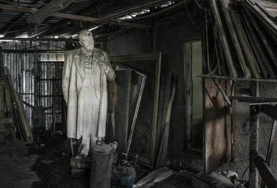 تماثيل لينين.. تشمخ امام المؤيدين وتتحطم بايدي المعارضين صورة رقم 1