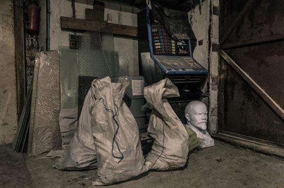 تماثيل لينين.. تشمخ امام المؤيدين وتتحطم بايدي المعارضين صورة رقم 6