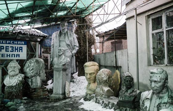 تماثيل لينين.. تشمخ امام المؤيدين وتتحطم بايدي المعارضين صورة رقم 4