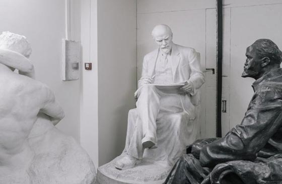 تماثيل لينين.. تشمخ امام المؤيدين وتتحطم بايدي المعارضين صورة رقم 8