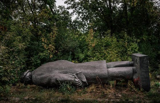 تماثيل لينين.. تشمخ امام المؤيدين وتتحطم بايدي المعارضين صورة رقم 9