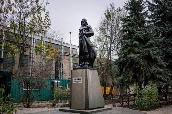 تماثيل لينين.. تشمخ امام المؤيدين وتتحطم بايدي المعارضين صورة رقم 3