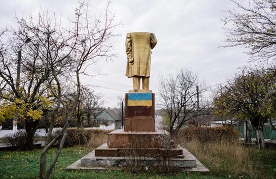 تماثيل لينين.. تشمخ امام المؤيدين وتتحطم بايدي المعارضين صورة رقم 2