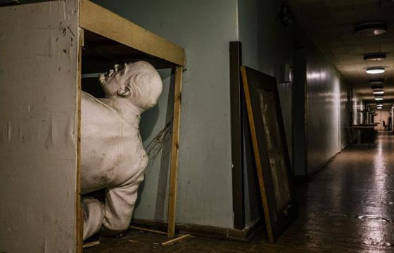 تماثيل لينين.. تشمخ امام المؤيدين وتتحطم بايدي المعارضين صورة رقم 5