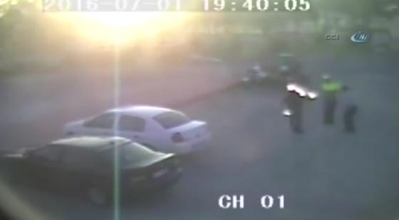 لقطات مروعة.. سائق تركي يشعل النار بنفسه امام شرطي المرور صورة رقم 1