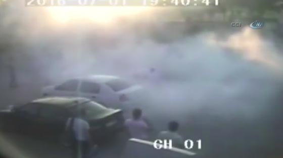 لقطات مروعة.. سائق تركي يشعل النار بنفسه امام شرطي المرور صورة رقم 2