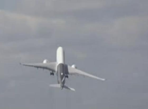 اقلاع غريب لطائرة.. شاهدها ترتفع عموديا ثم  تهبط وتتابع صورة رقم 2