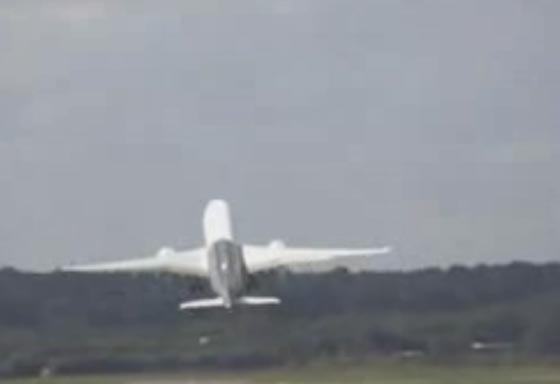 اقلاع غريب لطائرة.. شاهدها ترتفع عموديا ثم  تهبط وتتابع صورة رقم 1