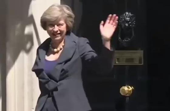 فيديو يكشف عن اول اخطاء رئيسة الوزراء البريطانية الجديدة صورة رقم 2