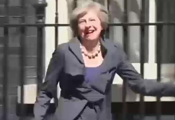 فيديو يكشف عن اول اخطاء رئيسة الوزراء البريطانية الجديدة صورة رقم 3