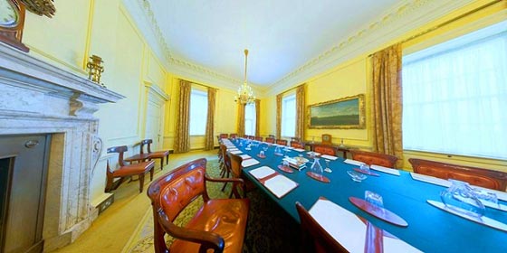 اشهر  باب سياسي في العالم يكشف سر لونه الاسود وخفاياه الغامضة صورة رقم 4