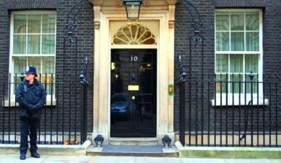 اشهر  باب سياسي في العالم يكشف سر لونه الاسود وخفاياه الغامضة صورة رقم 5