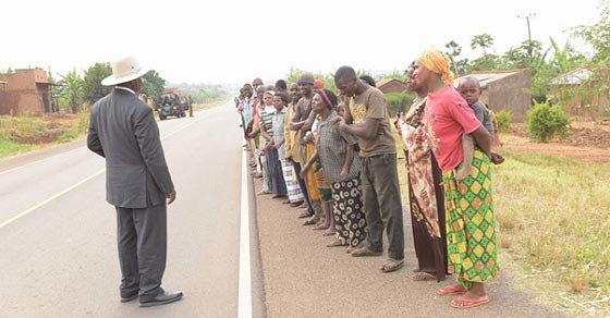 فيديو يطوي العالم.. الرئيس الاوغندي يتوقف في الشارع ويتحدث في جواله!! صورة رقم 3 فيديو يطوي العالم.. الرئيس الاوغندي يتوقف في الشارع ويتحدث في جواله!! صورة رقم 3