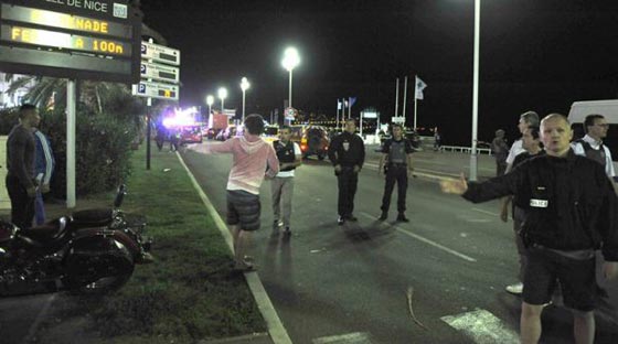 امرأة عربية تصرخ (وين بنتي) وسط جثث ضحايا نيس.. فيديو صورة رقم 2 امرأة عربية تصرخ (وين بنتي) وسط جثث ضحايا نيس.. فيديو صورة رقم 2