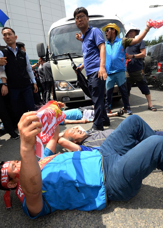 متظاهرون غاضبون يرشقون رئيس الوزراء الكوري الجنوبي بالبيض صورة رقم 2