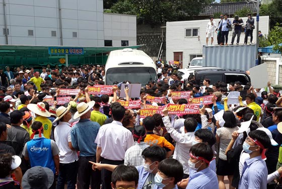 متظاهرون غاضبون يرشقون رئيس الوزراء الكوري الجنوبي بالبيض صورة رقم 3