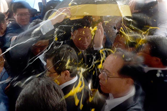 متظاهرون غاضبون يرشقون رئيس الوزراء الكوري الجنوبي بالبيض صورة رقم 1