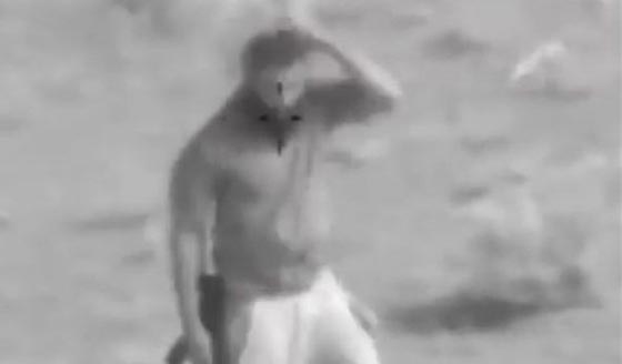 داعشي يختبئ من قصف الطيران بشكل مضحك.. فيديو صورة رقم 1