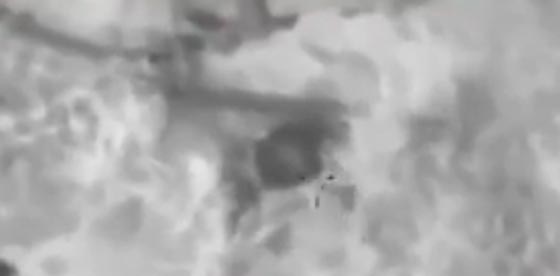 داعشي يختبئ من قصف الطيران بشكل مضحك.. فيديو صورة رقم 2
