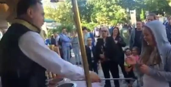 فيديو طريف.. بائع ايس كريم يقوم بحركات بهلوانية وضحك هستيري صورة رقم 1