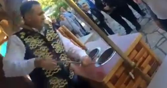 فيديو طريف.. بائع ايس كريم يقوم بحركات بهلوانية وضحك هستيري صورة رقم 2