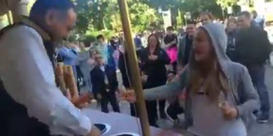 فيديو طريف.. بائع ايس كريم يقوم بحركات بهلوانية وضحك هستيري صورة رقم 3