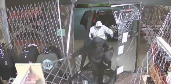 كاميرا المراقبة توثق عمليتي اقتحام وسرقة سلاح في ليلة واحدة.. شاهد صورة رقم 1 كاميرا المراقبة توثق عمليتي اقتحام وسرقة سلاح في ليلة واحدة.. شاهد صورة رقم 1